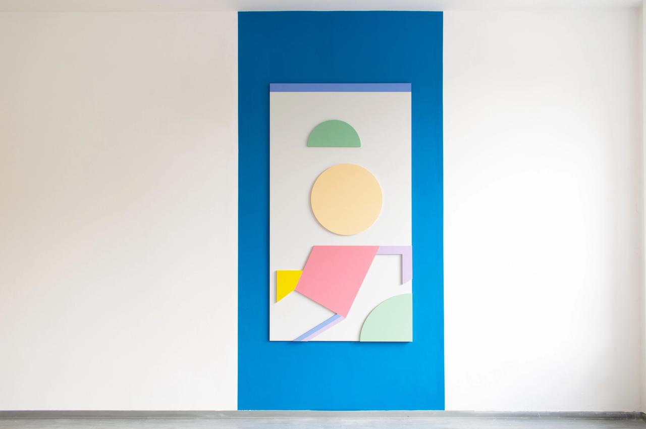Ana Kostova, Ohne Titel (Emblemata), 2023, Wandfarben, Acryl auf mdf, 305 x 130 cm Ana Kostova, Ohne Titel (Emblemata), 2023, Wandfarben, Acryl auf mdf, 305 x 130 cm