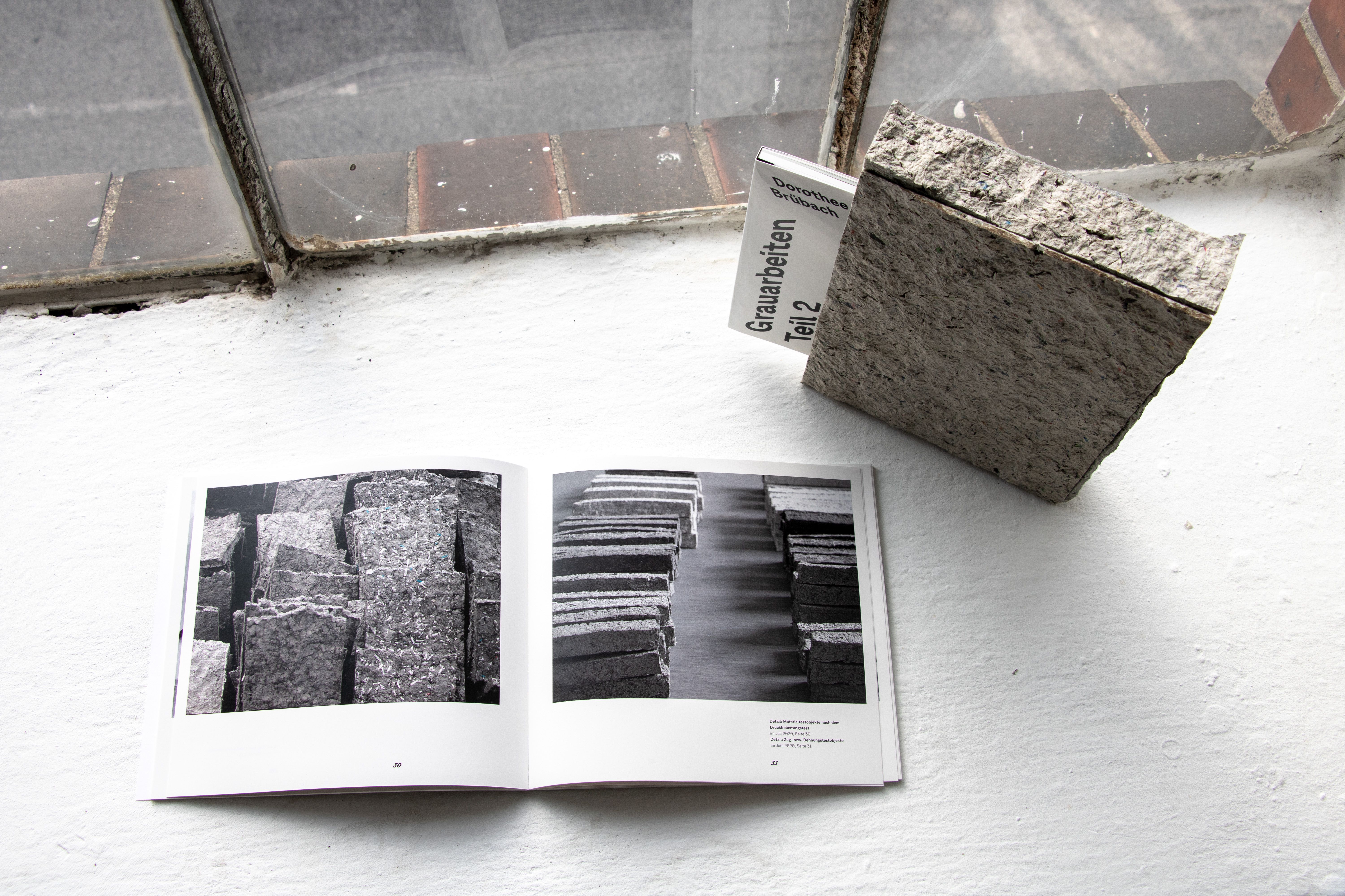 Dorothee Brübach, Grauarbeiten, 2022, Künstler*innenbuch in zwei Teilen (je ca. 80 Seiten), Schuber aus Pappmaché, 25 x 24 x 4 cm und Hörbuch, Länge: 1:47:19 Minuten