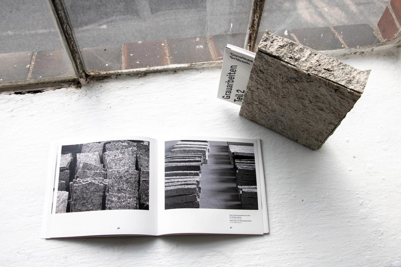 Dorothee Brübach, Grauarbeiten, 2022, Künstler*innenbuch in zwei Teilen (je ca. 80 Seiten), Schuber aus Pappmaché, 25 x 24 x 4 cm und Hörbuch, Länge: 1:47:19 Minuten Dorothee Brübach, Grauarbeiten, 2022, Künstler*innenbuch in zwei Teilen (je ca. 80 Seiten), Schuber aus Pappmaché, 25 x 24 x 4 cm und Hörbuch, Länge: 1:47:19 Minuten