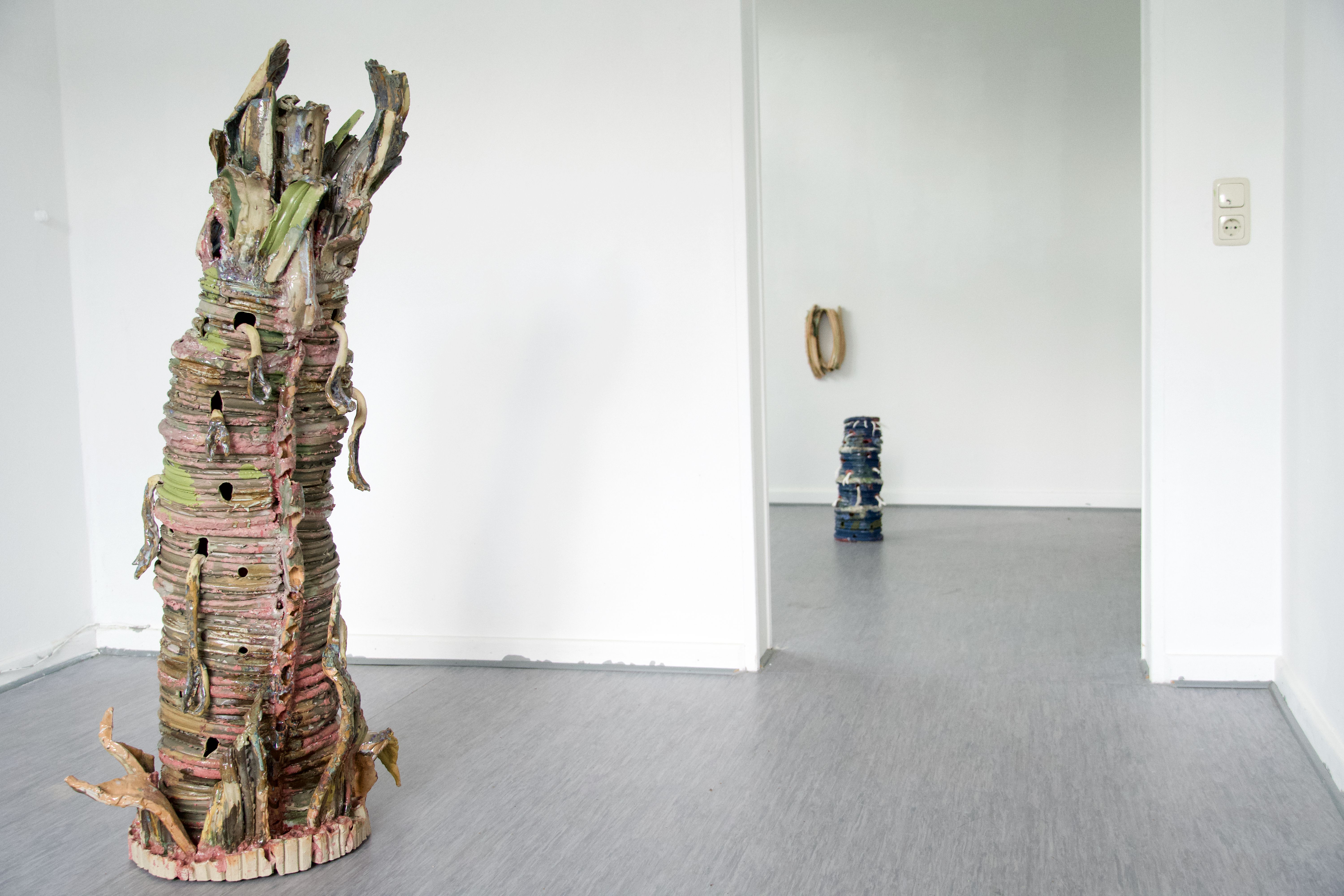 Carolin Ott, Parscordia exopoda, 2021, Steinzeug, Engoben, Glasuren, 135 × 63 × 47 cm