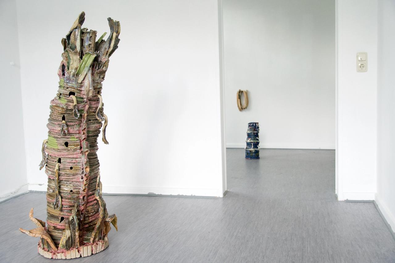 Carolin Ott, Parscordia exopoda, 2021, Steinzeug, Engoben, Glasuren, 135 × 63 × 47 cm Carolin Ott, Parscordia exopoda, 2021, Steinzeug, Engoben, Glasuren, 135 × 63 × 47 cm