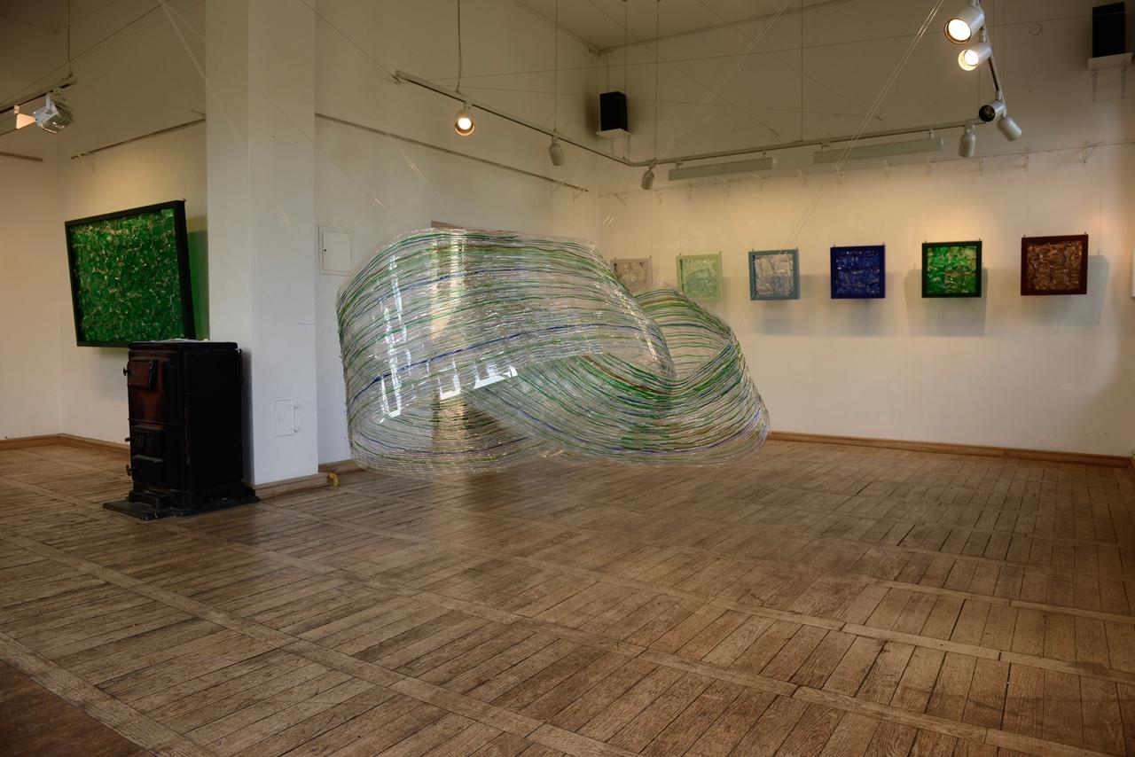 Charlotte Payet, Zirkulation, 2023 In Streifen geschnittene pfandfreie Kunststoffflaschen, miteinander verwebt und PETG, 2,50 × 2,50 × 70 cm Charlotte Payet, Zirkulation, 2023 In Streifen geschnittene pfandfreie Kunststoffflaschen, miteinander verwebt und PETG, 2,50 × 2,50 × 70 cm