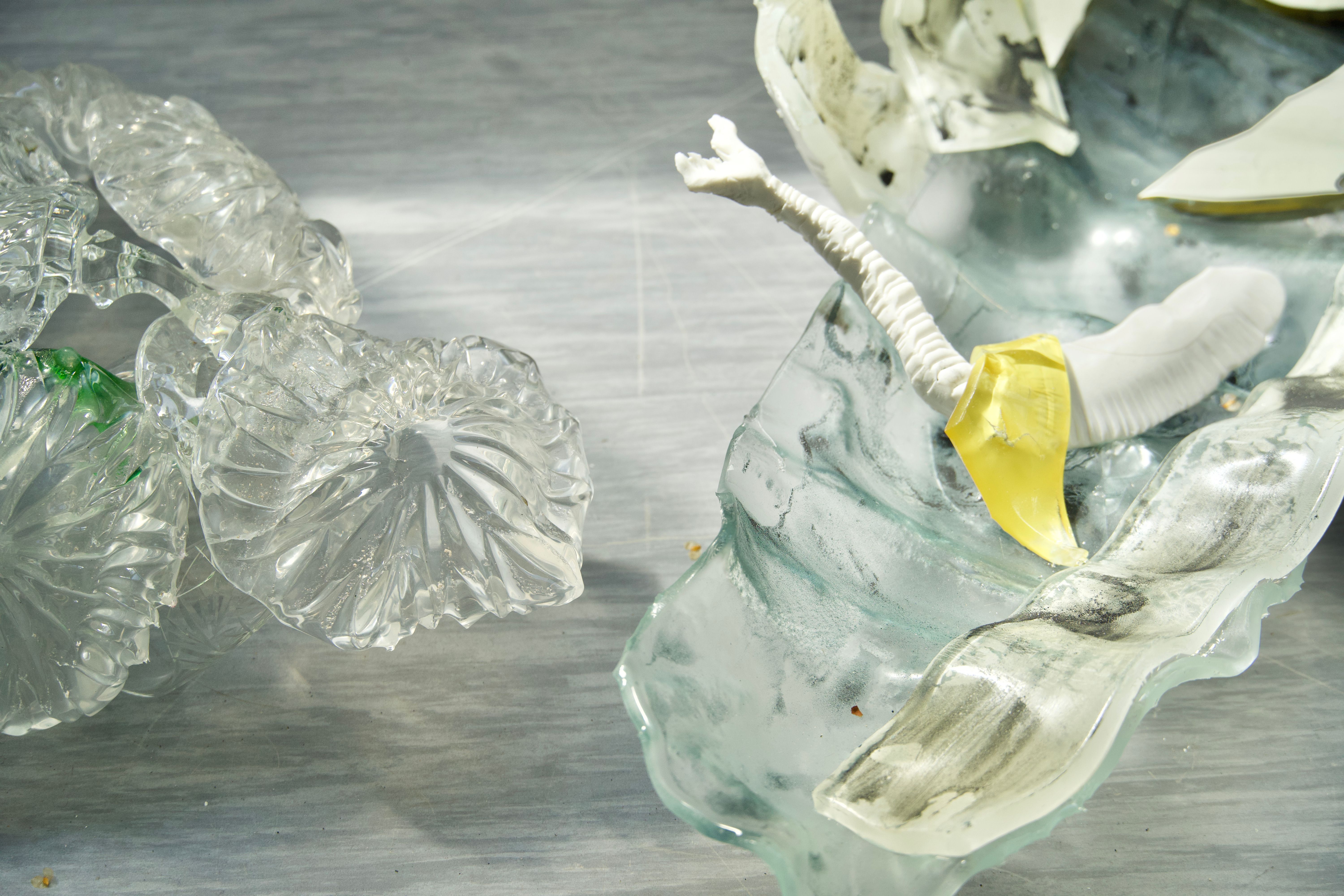 Carolin Ott, ékdysis, 2023, Glas, Pigment, Porzellan