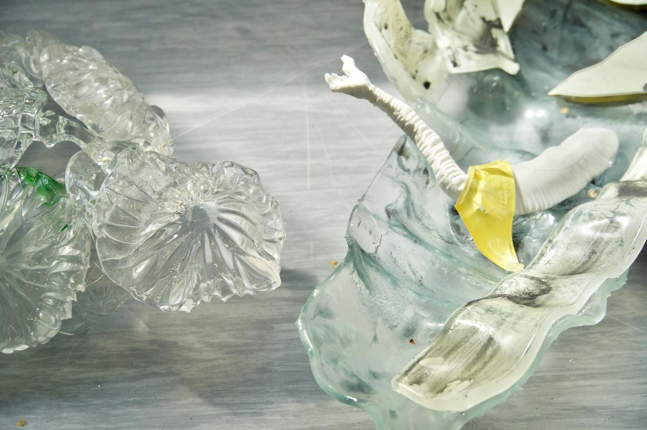 Carolin Ott, ékdysis, 2023, Glas, Pigment, Porzellan Carolin Ott, ékdysis, 2023, Glas, Pigment, Porzellan