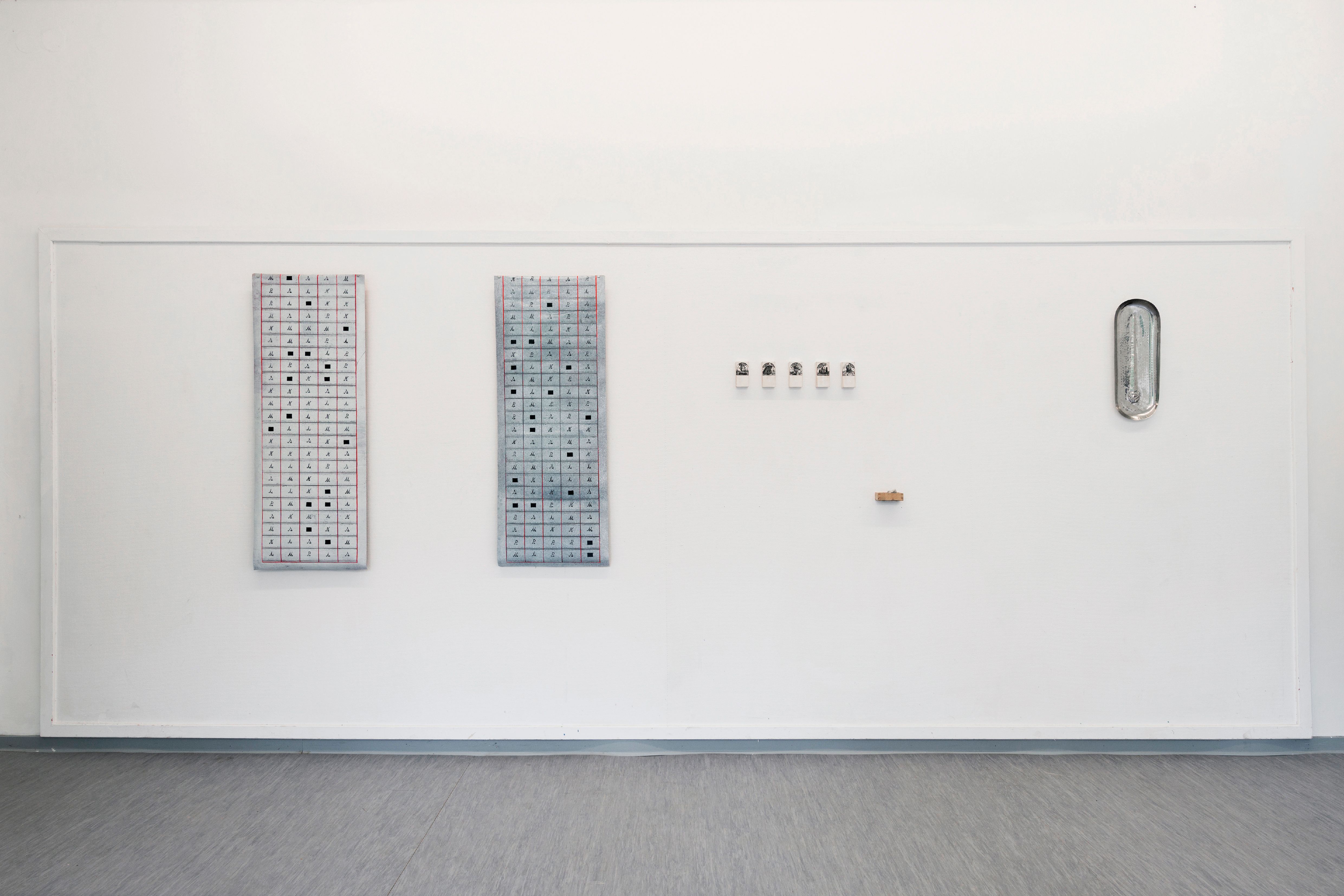 Elkin Salamanca, Pu-Si-Lá-Ni-Me, 2023, Linocut, stamped syllables, hammered metal tray