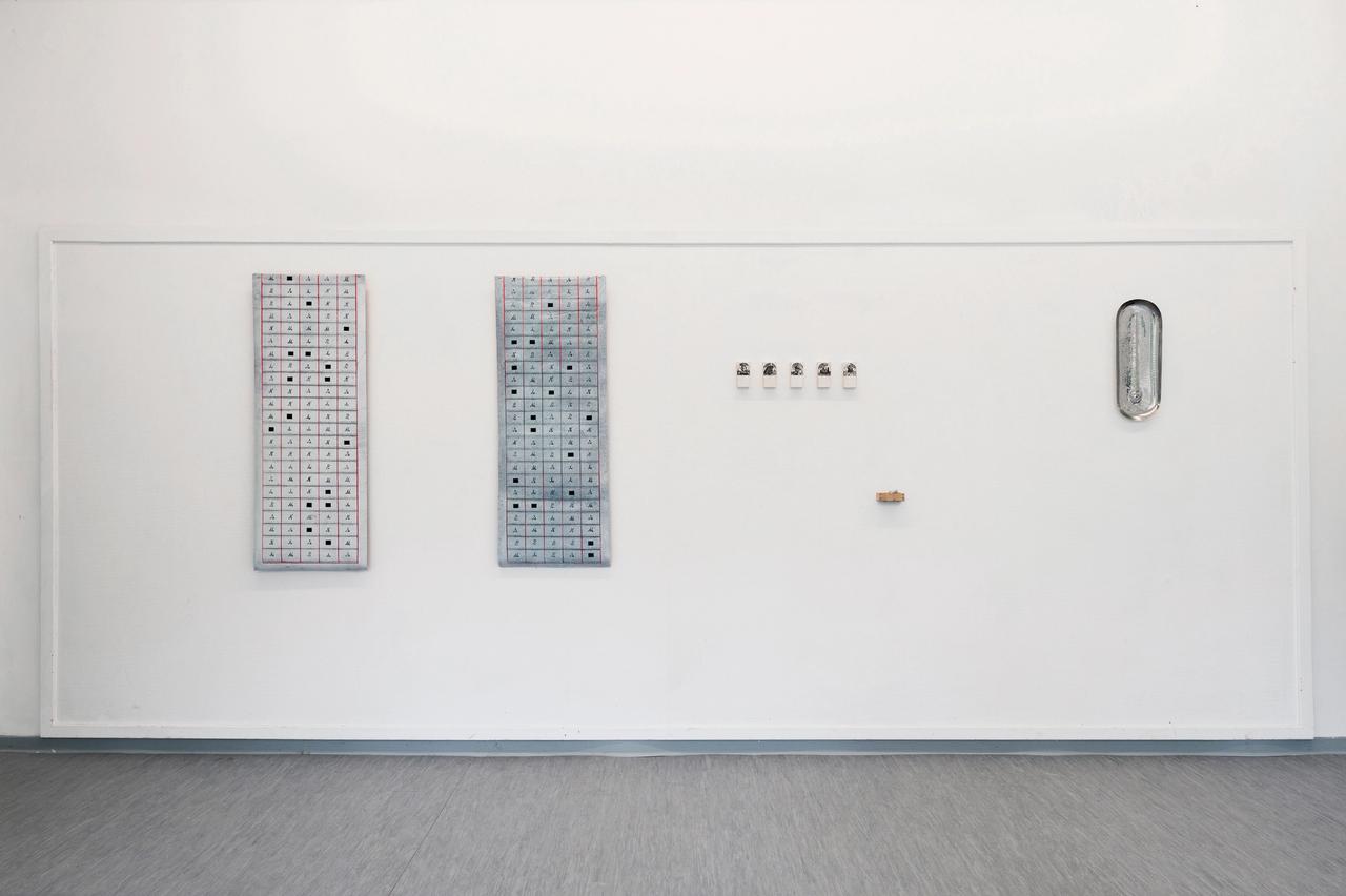 Elkin Salamanca, Pu-Si-Lá-Ni-Me, 2023, Linocut, stamped syllables, hammered metal tray Elkin Salamanca, Pu-Si-Lá-Ni-Me, 2023, Linocut, stamped syllables, hammered metal tray