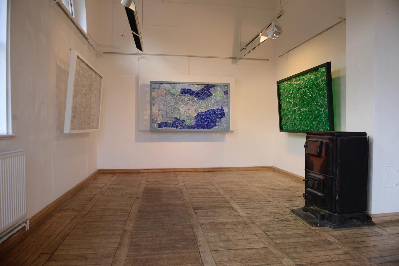 Charlotte Payet, Ausstellungsansicht, Unterwasser (weiß, blau und grün) , 2023, Künstlerbahnhof Ebernburg (Bad Kreuznach) (Residenz und Stipendium) , 70 × 1,40 cm Charlotte Payet, Ausstellungsansicht, Unterwasser (weiß, blau und grün) , 2023, Künstlerbahnhof Ebernburg (Bad Kreuznach) (Residenz und Stipendium) , 70 × 1,40 cm