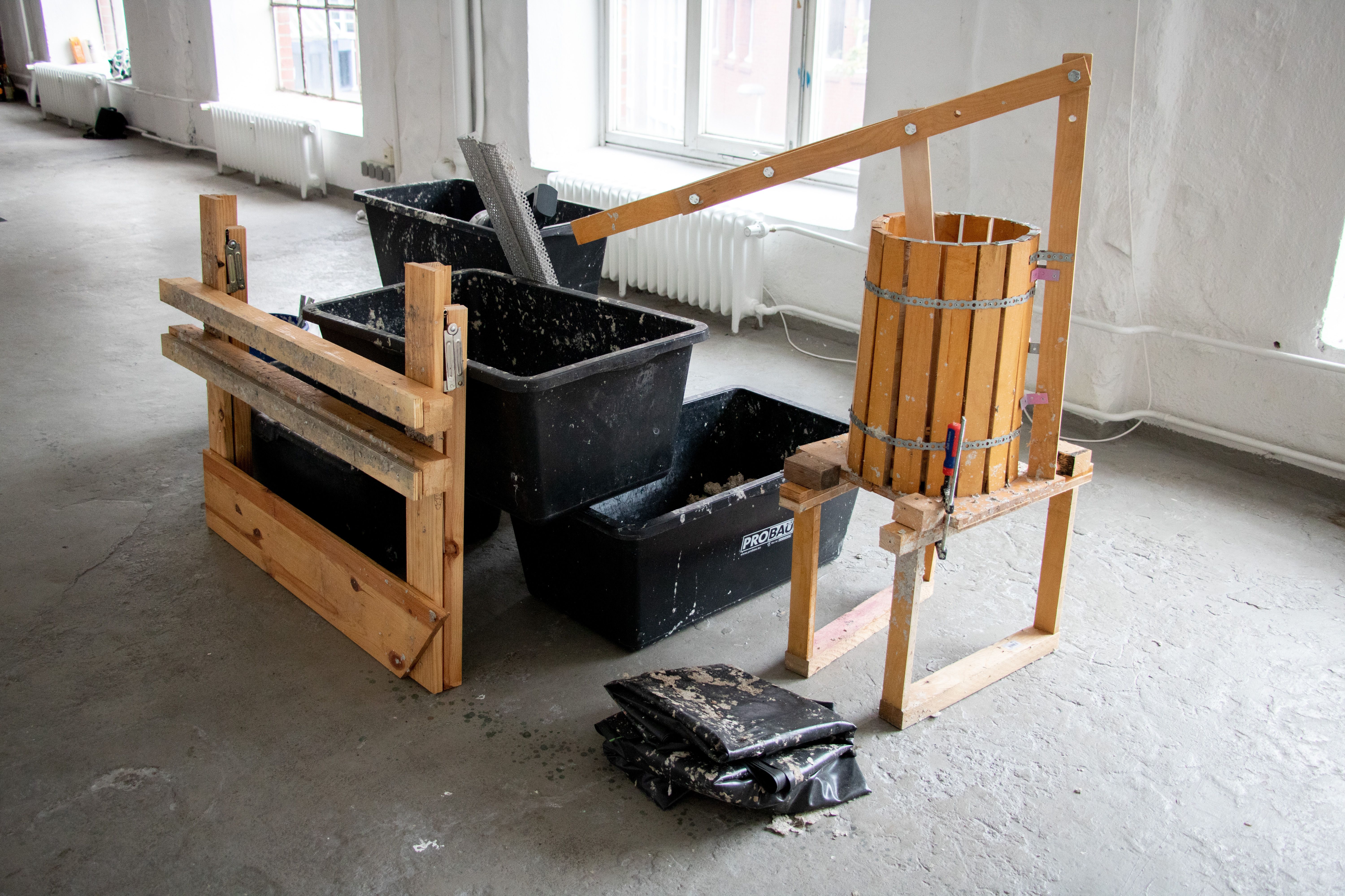 Dorothee Brübach, Grauarbeiten: Postproduction, 2022, Wannen, Lochblech, Teichfolie, Pürierstab, Tablet, Holz-Pressvorrichtungen, Werkzeuge, Maße variabel