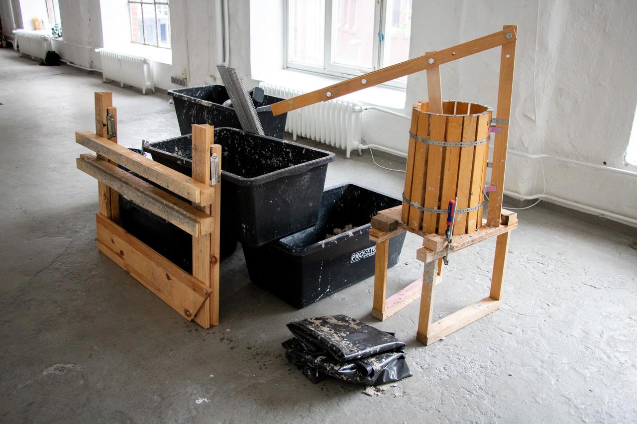 Dorothee Brübach, Grauarbeiten: Postproduction, 2022, Wannen, Lochblech, Teichfolie, Pürierstab, Tablet, Holz-Pressvorrichtungen, Werkzeuge, Maße variabel Dorothee Brübach, Grauarbeiten: Postproduction, 2022, Wannen, Lochblech, Teichfolie, Pürierstab, Tablet, Holz-Pressvorrichtungen, Werkzeuge, Maße variabel