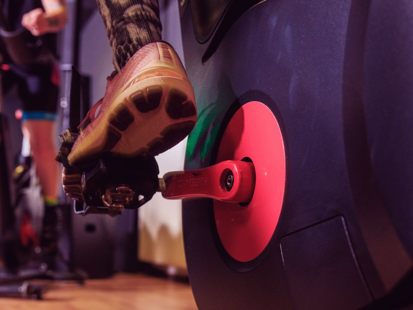 Indoor-Cycling in einem modernen beCycle Studio.