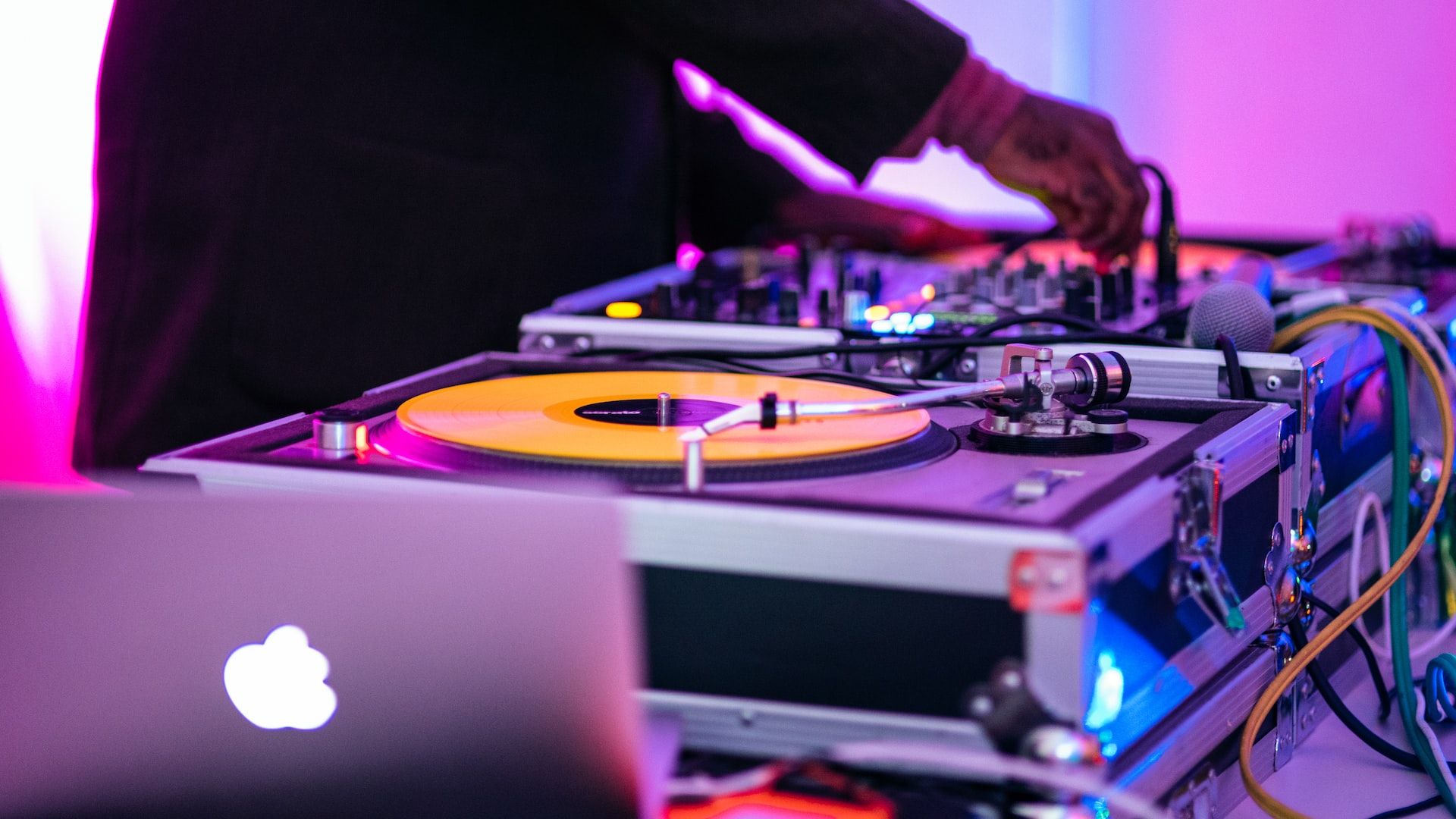 A picture of a dj deck and a macbook laptop