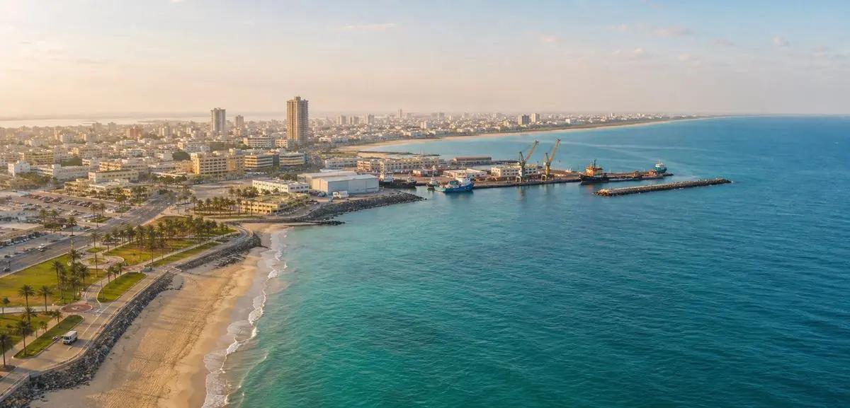 Vue aérienne du littoral, de la ville et du port d'Ajman aux Émirats arabes unis