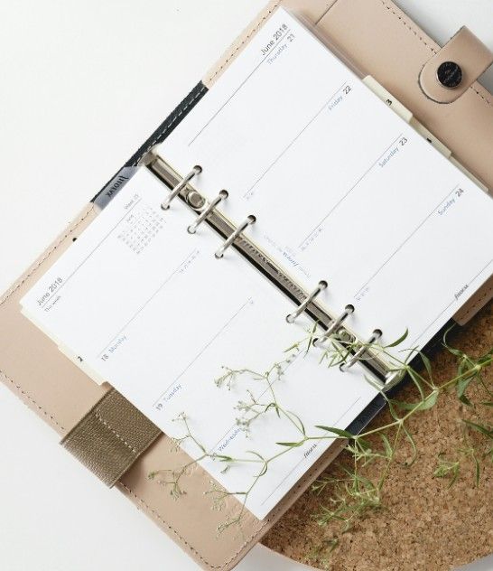 Agenda mensual clásica con calendario cuadrado, espacios para notas y stickers decorativos en las esquinas