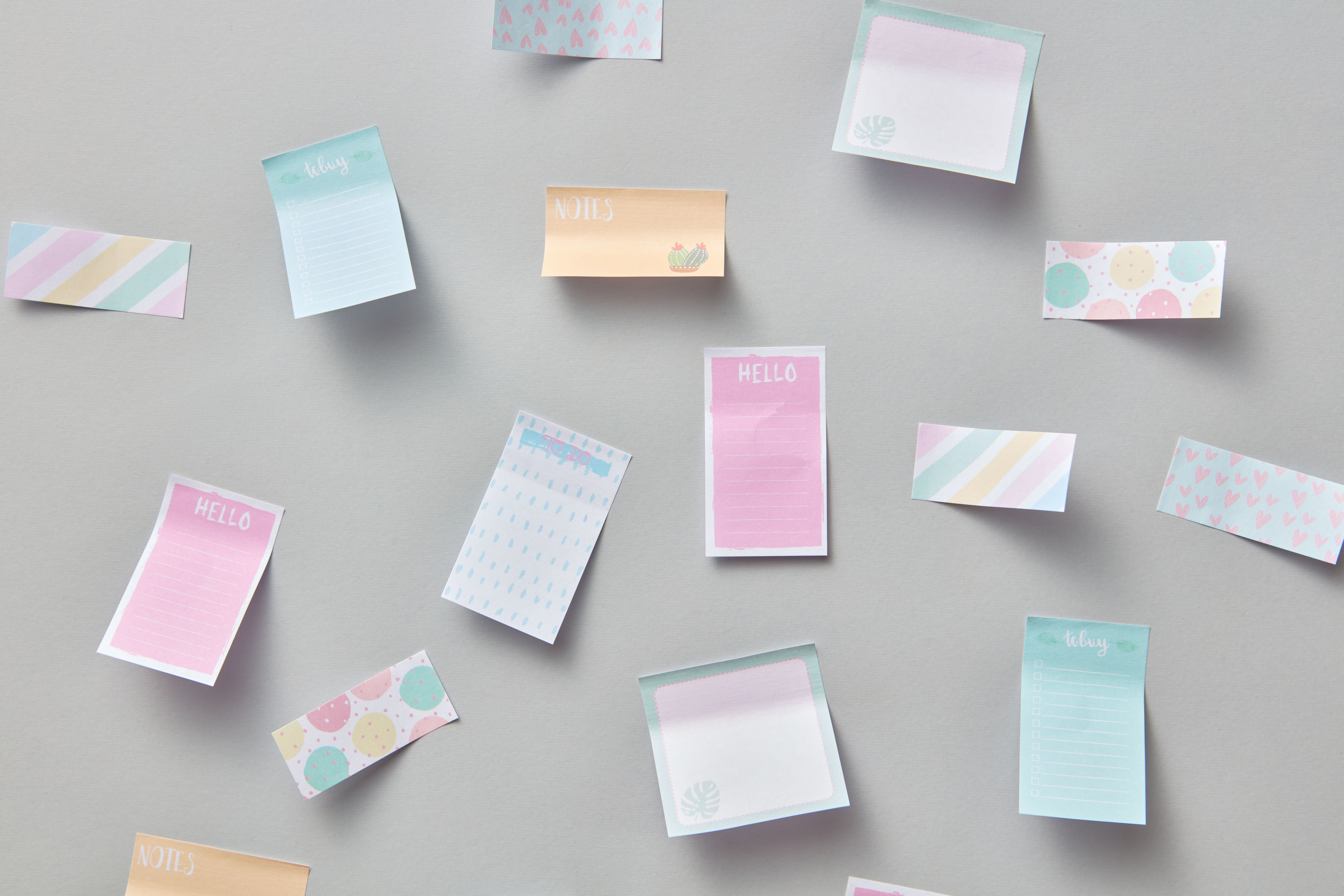 Escritorio kawaii organizado con plantillas de hábitos, planner semanal y materiales de papelería creativa