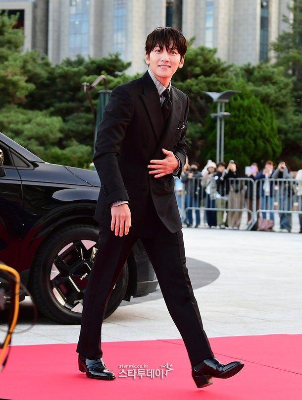 Perilaku "Cuek" Aktor Ji Chang Wook di Acara Penghargaan Baru-Baru Ini Memicu Reaksi Hebat