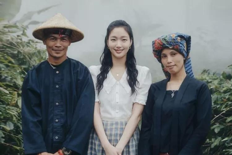 Kim Go Eun bersama petani kopi di daerah Ciwidey Bandung