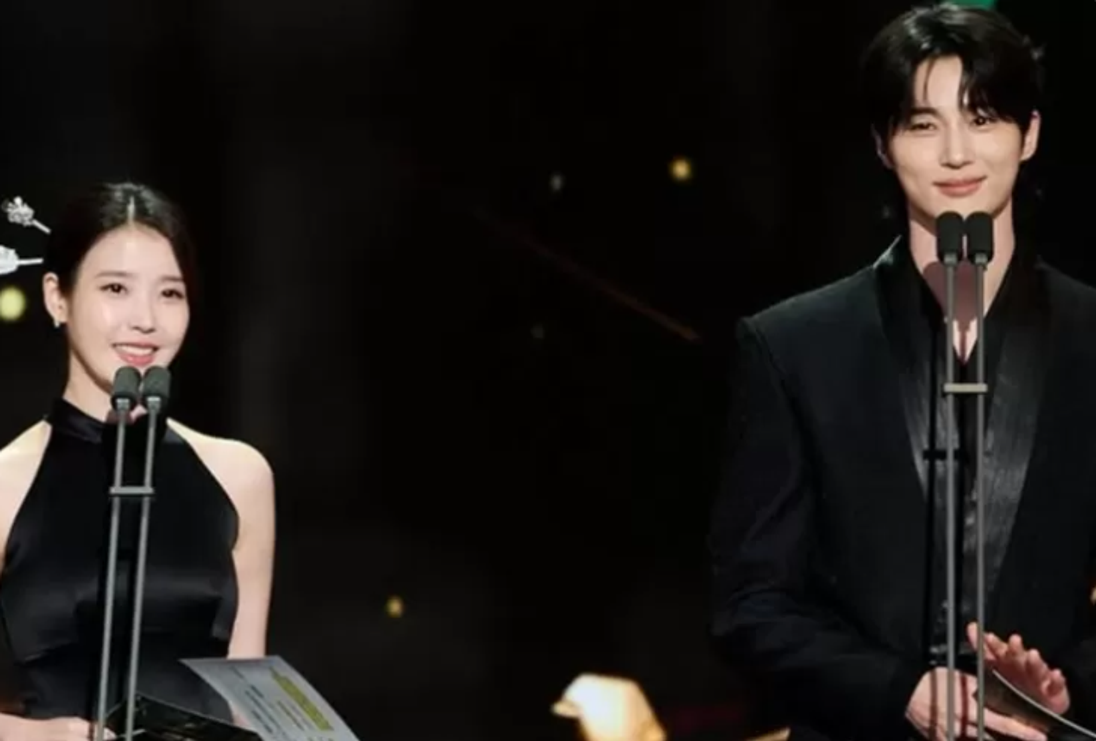 Pertama Kalinya Bersama, IU dan Byeon Woo Seok Curi Perhatian di MBC Drama Awards 2025