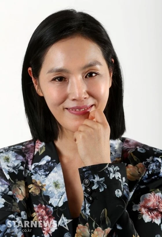 Park Ji Ah made her debut in the 2002 film Coastline and was part of the Chaimoo Theater Company