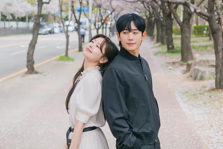 Jung Hae In dan Jung So Min saat ini sedang terkenal berkat drama yang dimainkannya bersama yaitu, Love Next Door