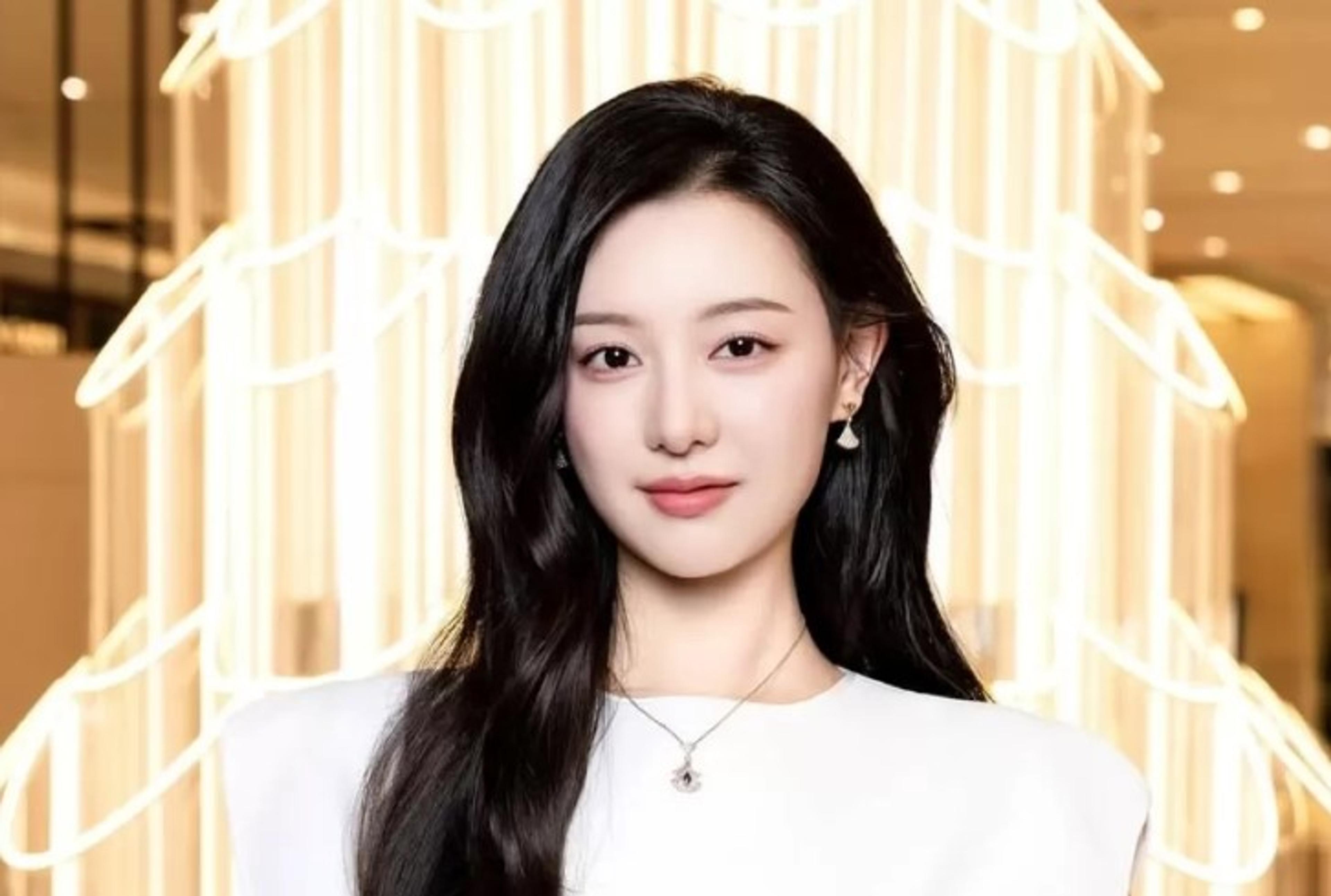 Kim Ji Won Tampil Beda di SBS Drama Awards, Visual Dewasa Jadi Sorotan