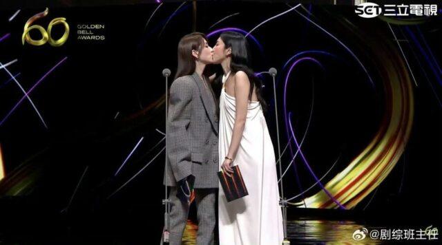 Heboh! Dua Aktris Top Ciuman di Atas Panggung Penghargaan, Bikin Netizen Terpukau