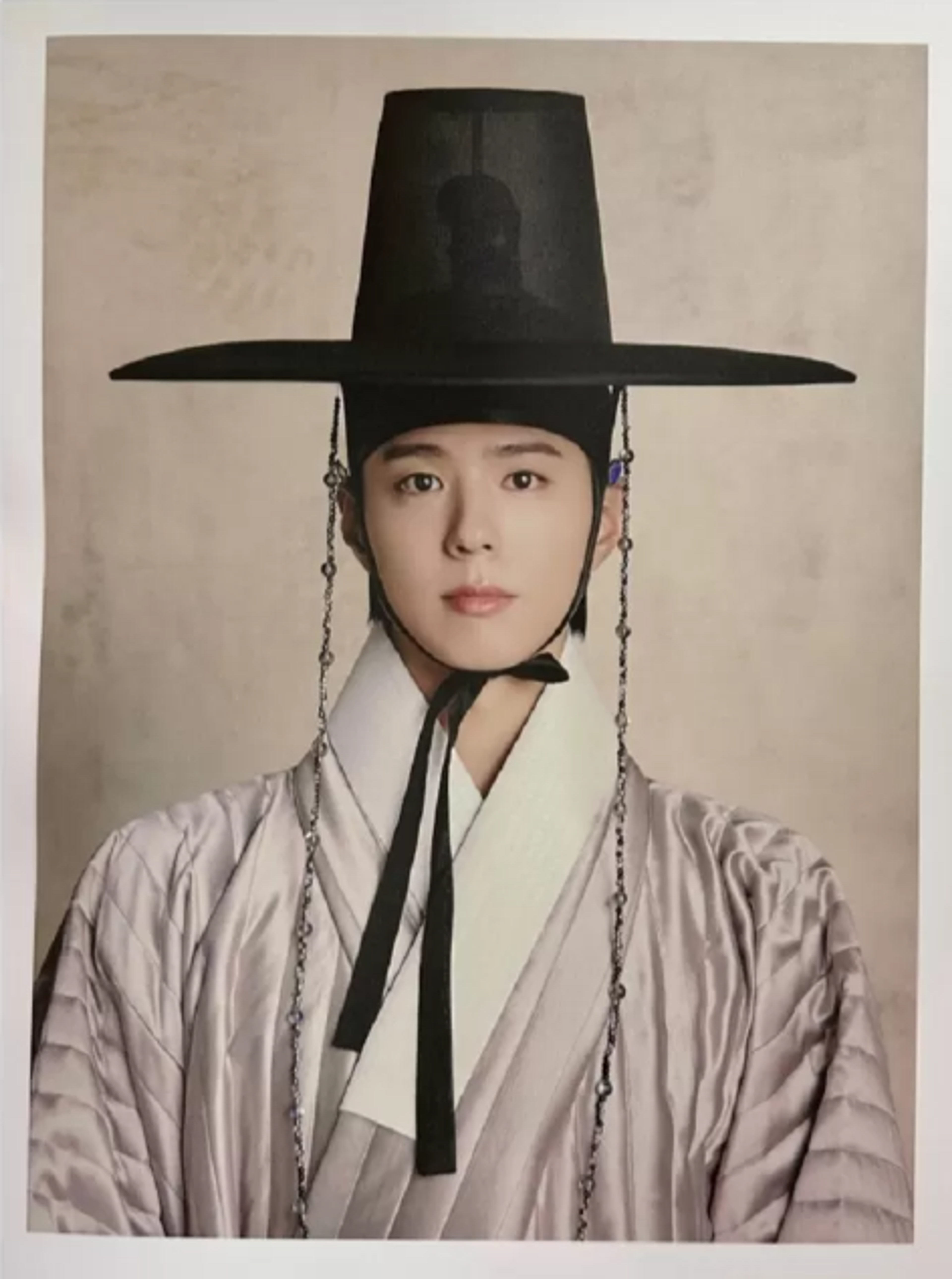 Tampil Menawan dalam Hanbok, Park Bo Gum Bikin Knetz Terpukau