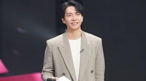 Lee Seung Gi menjadi MC sekaligus juri dalam program survival "Starlight Boys".