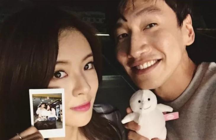 Bikin Hati Meleleh, Lee Sun Bin Tunjukkan Reaksi Menggemaskan ke Lee Kwang Soo di Acara Penghargaan Blue Dragon Film Awards