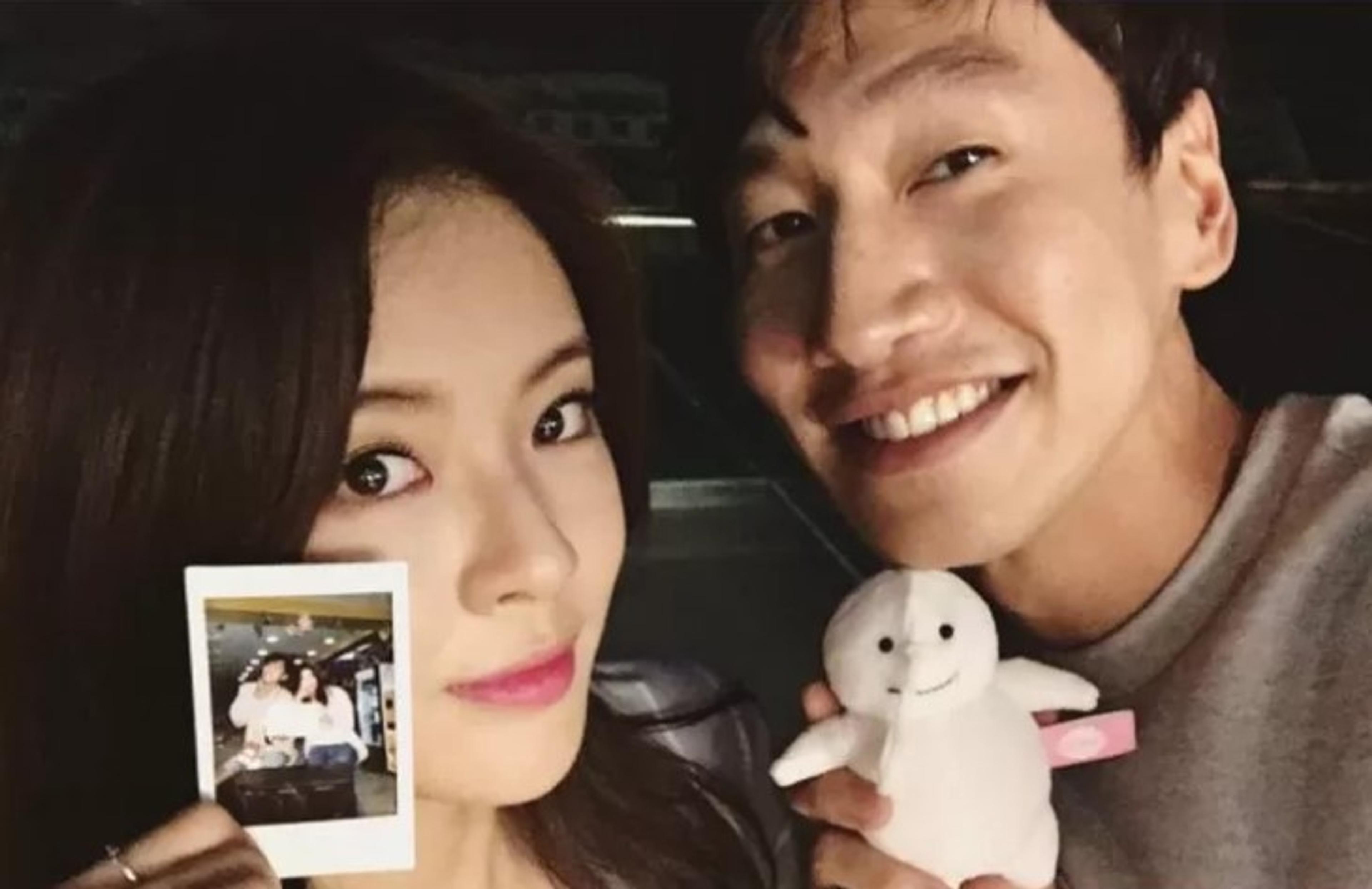 Bikin Hati Meleleh, Lee Sun Bin Tunjukkan Reaksi Menggemaskan ke Lee Kwang Soo di Acara Penghargaan Blue Dragon Film Awards