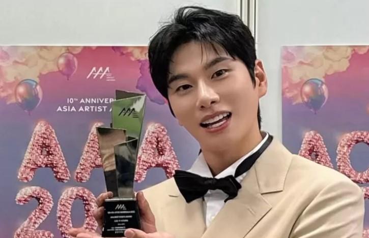 Pidato Kemenangan Aktor Lee Yi Kyung di Acara Penghargaan Asia Artist Awards 2025 Menuai Sorotan!