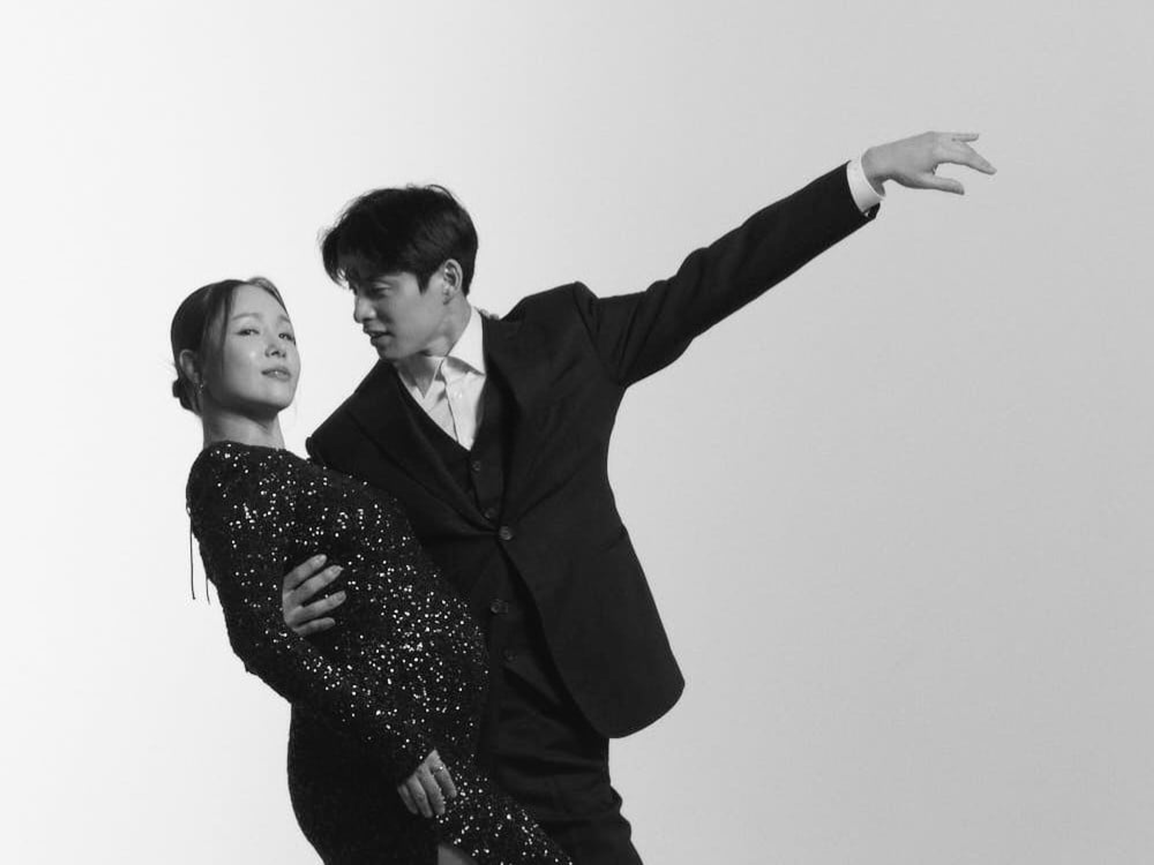 Lim Jeong Hee stuns in graceful poses with ballerino husband at 34 weeks pregnant