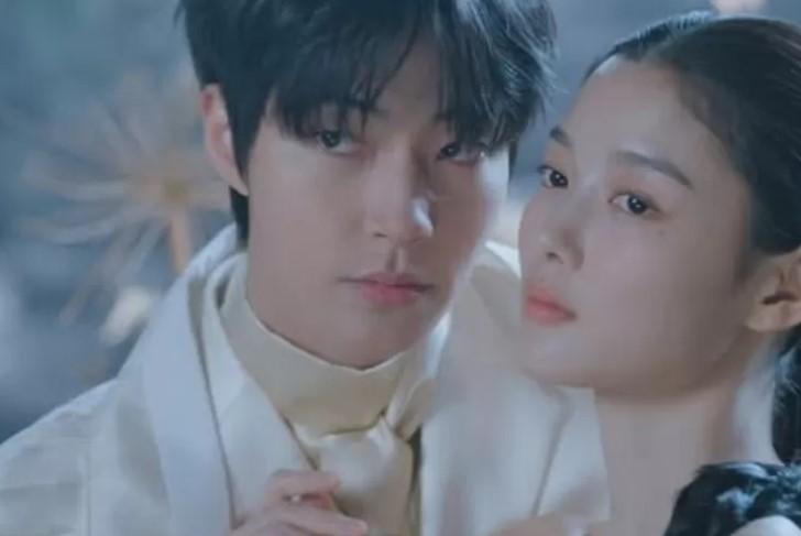 Kembali Bertemu Setelah Tiga Tahun, Kim Yoo Jung dan Hwang In Yeop Buat Penggemar Heboh dengan Chemistry Mereka