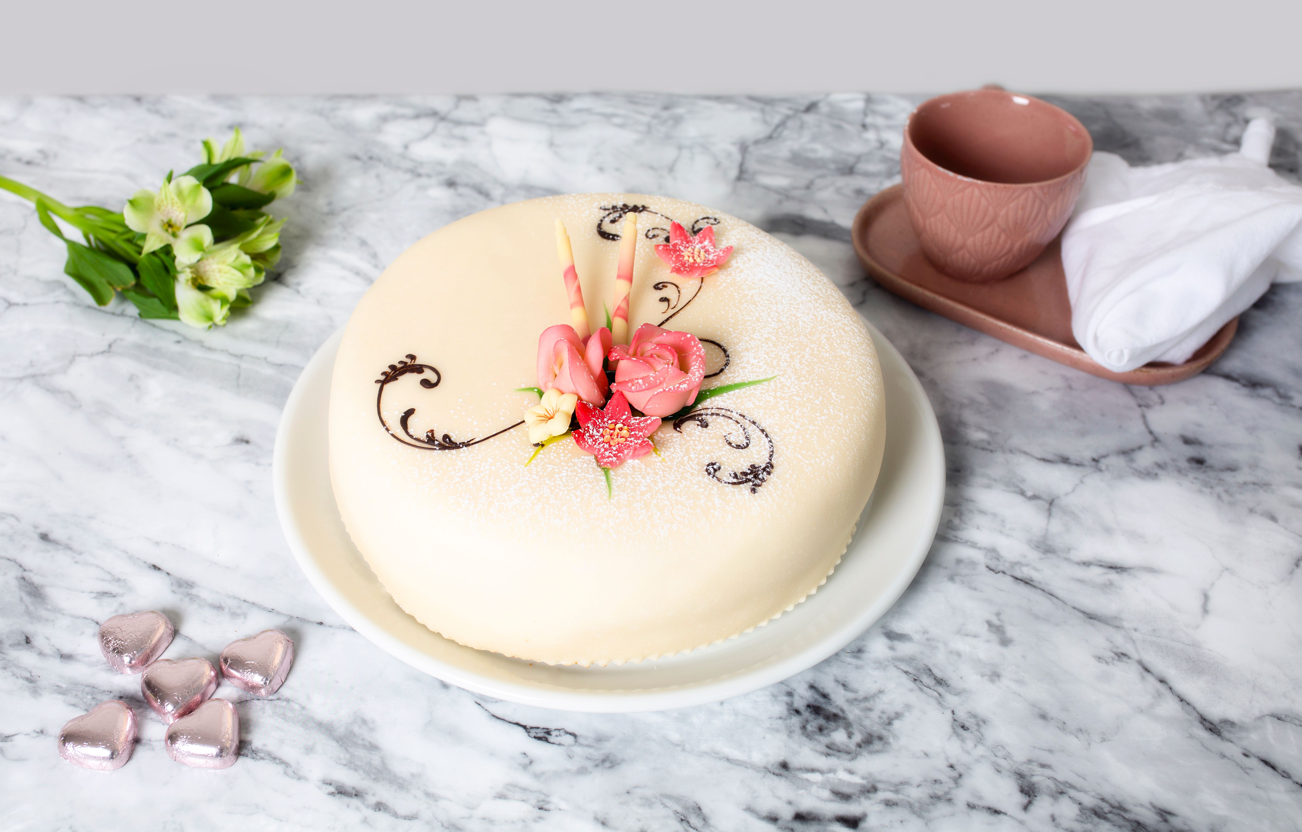 Hvit dame med laktosefri krem og glutenfri bunn