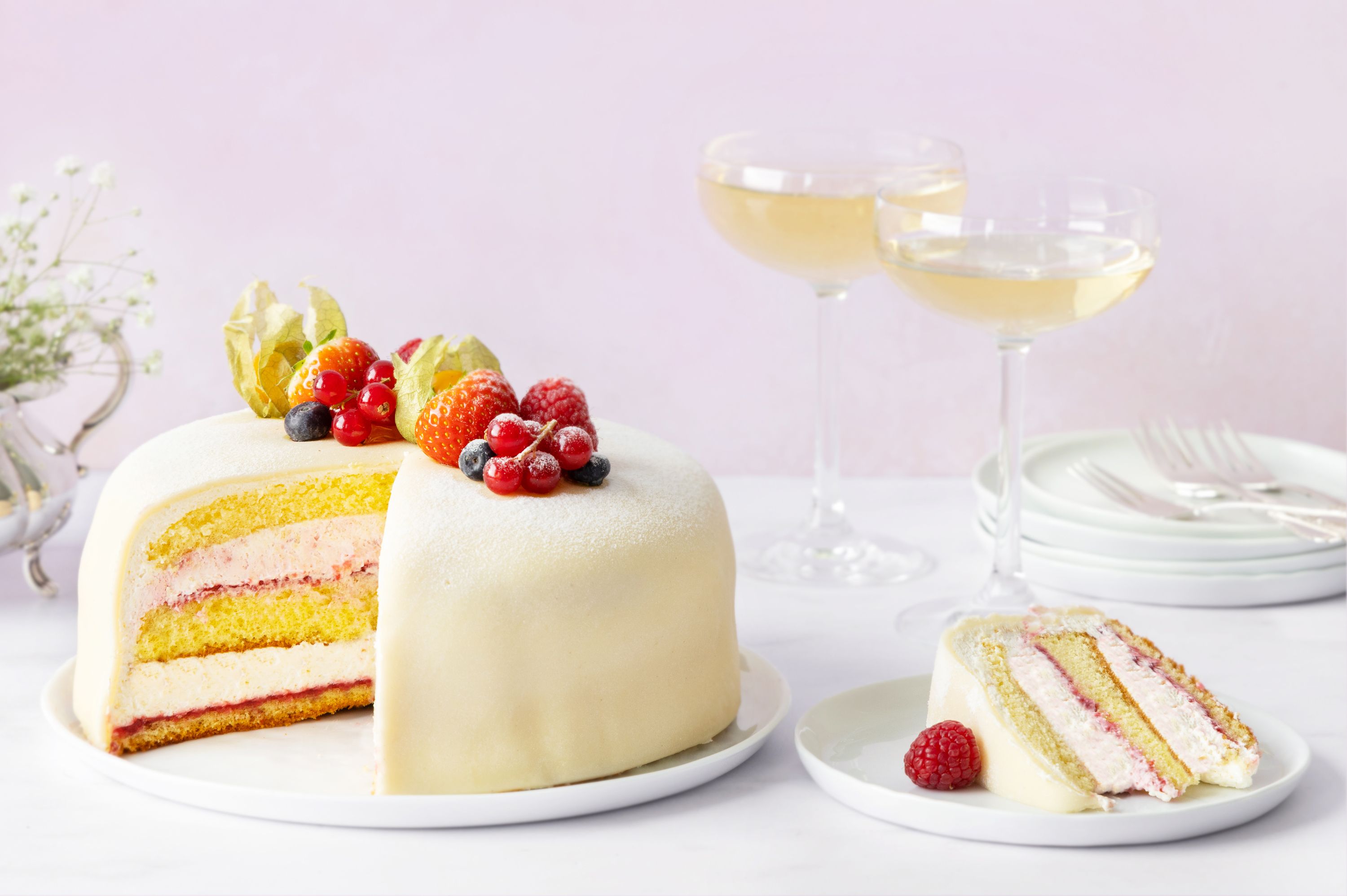 Hvit dame med mandelbunn