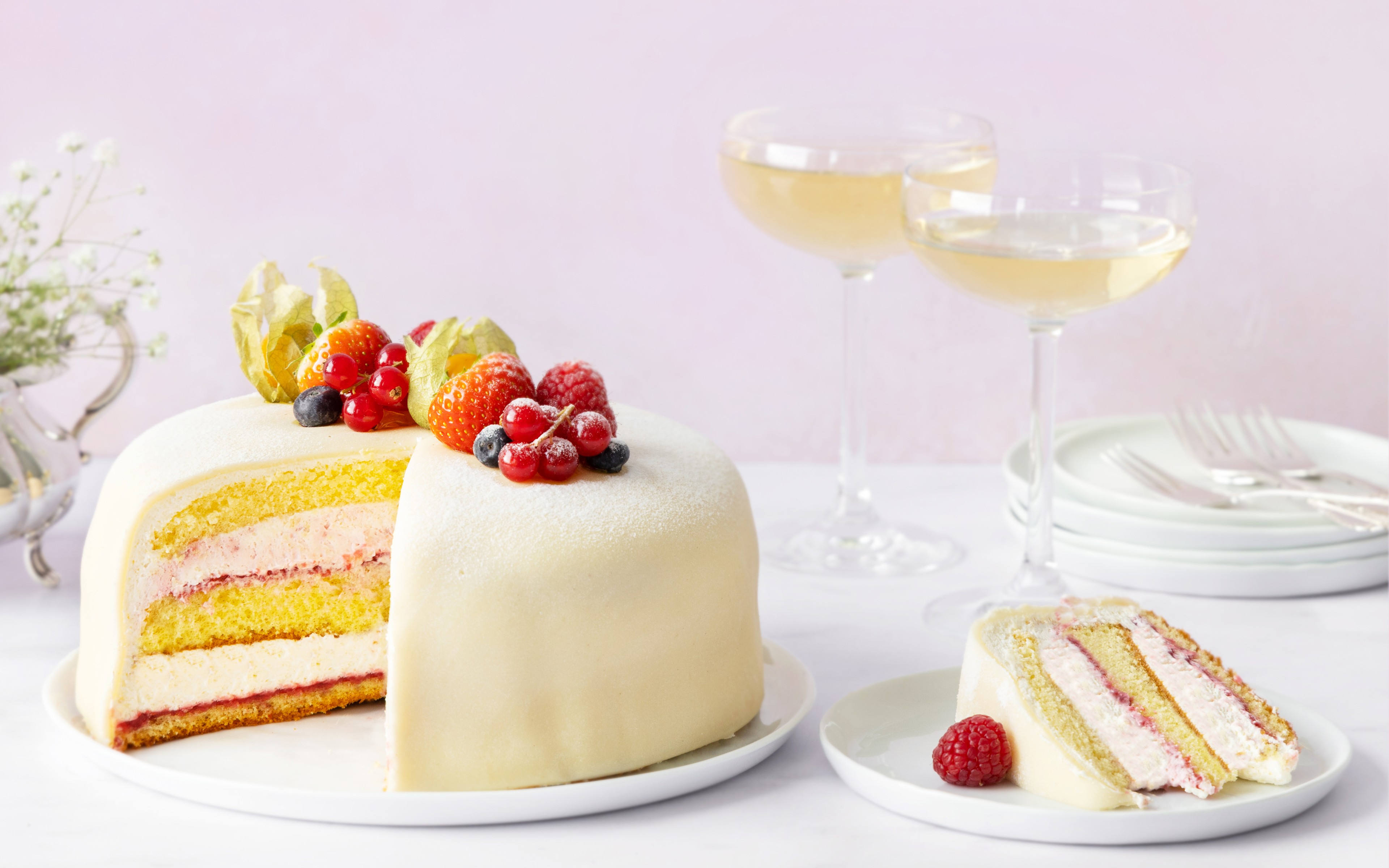 Hvit dame med mandelbunn