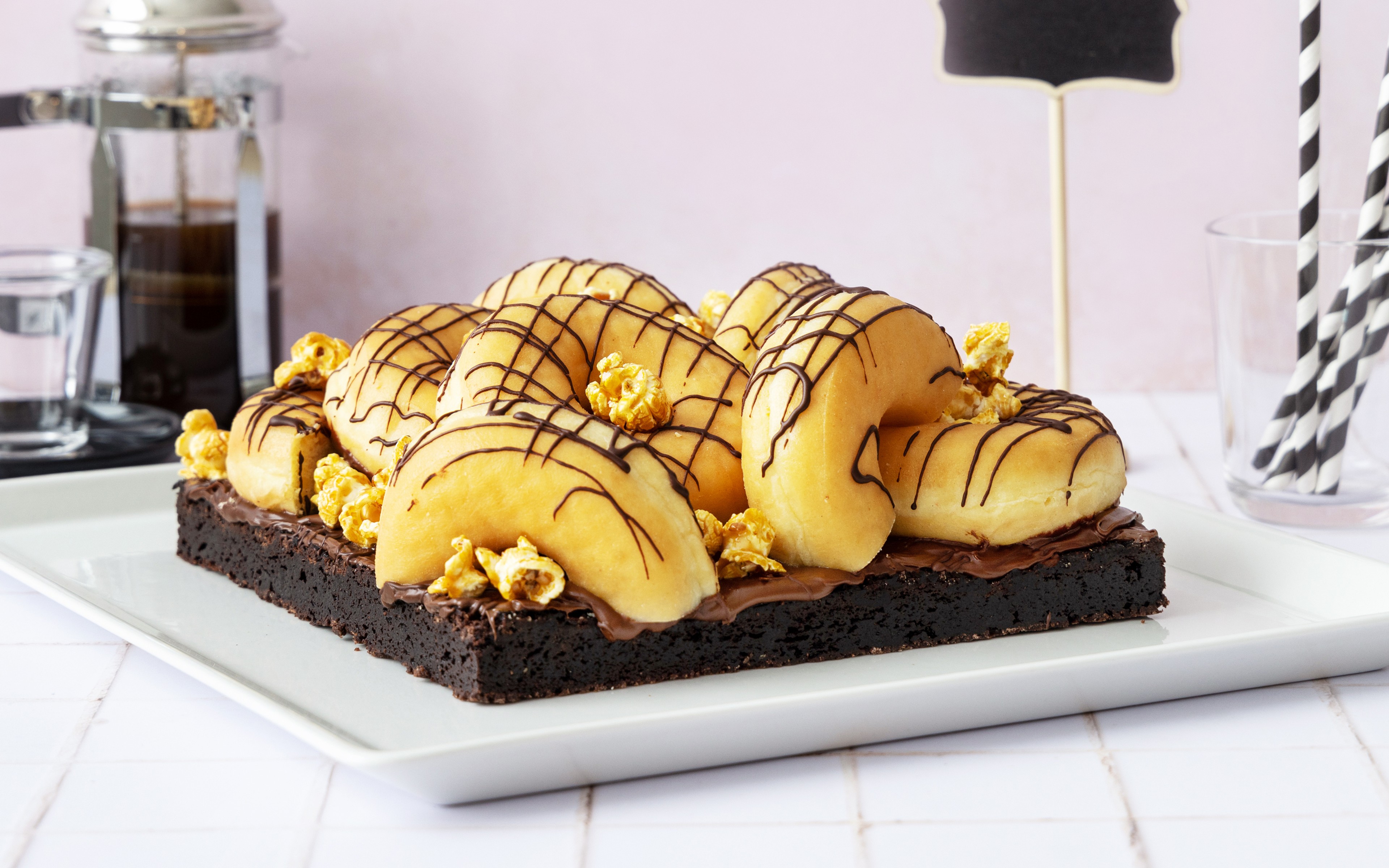 Brownie Donut kake med karamellisert popcorn