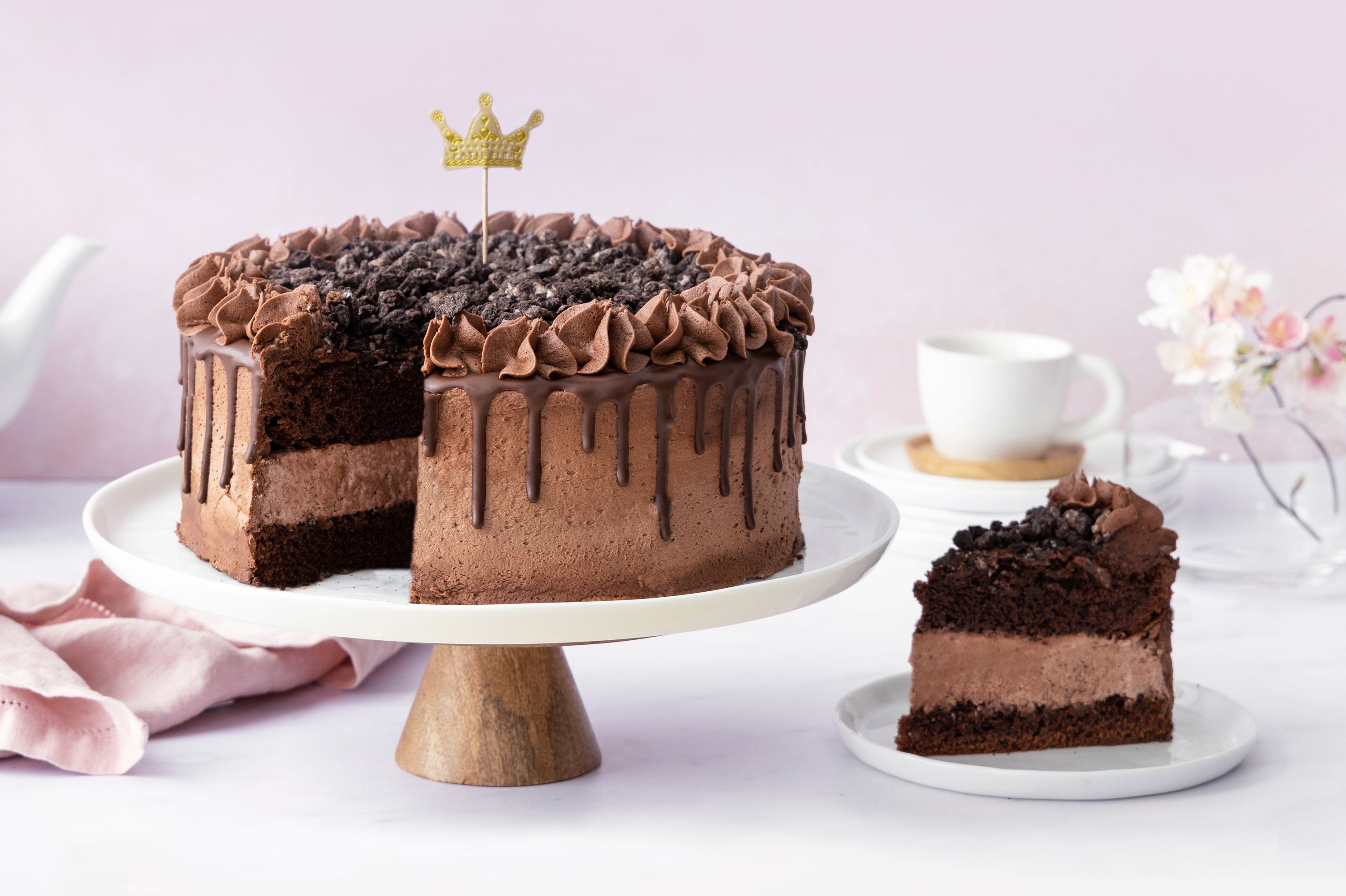 Sjokoladekake pyntet med smeltet sjokolade.