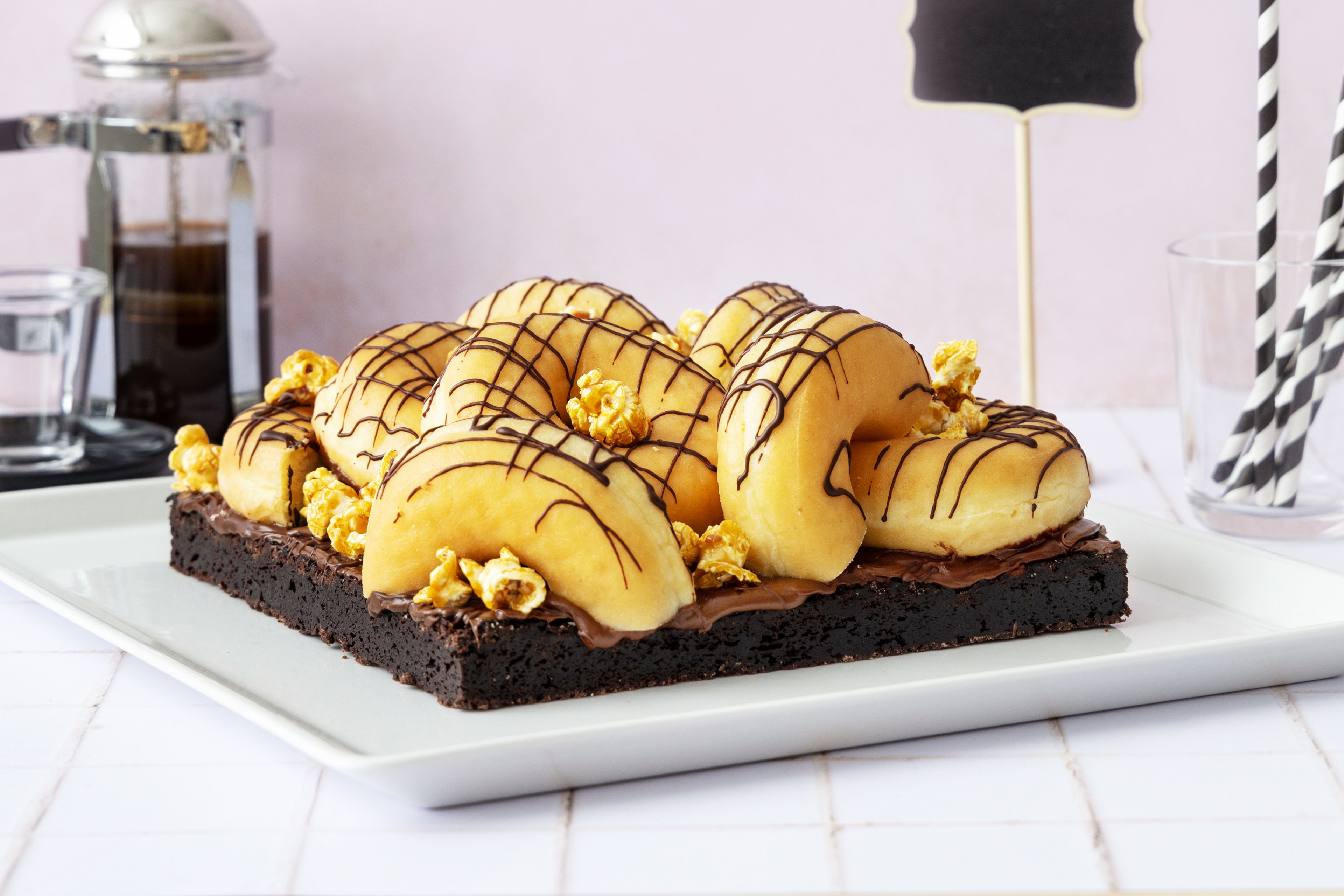 Brownie Donut kake med karamellisert popcorn