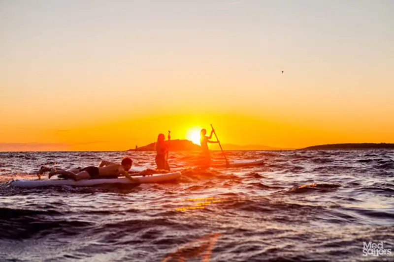 Sailing Greece with friends - Watch the sunset on amazing islands