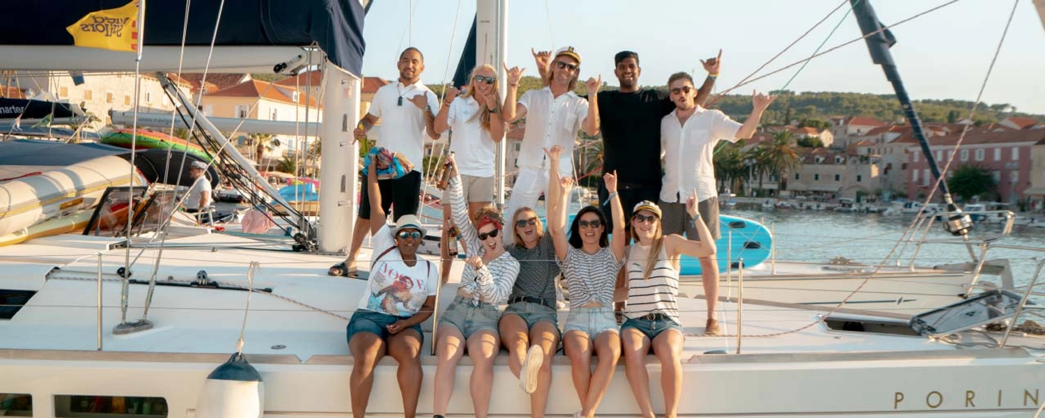 A group on Gen Z travellers on an island hopping adventure around the Mediterranean with MedSailors.