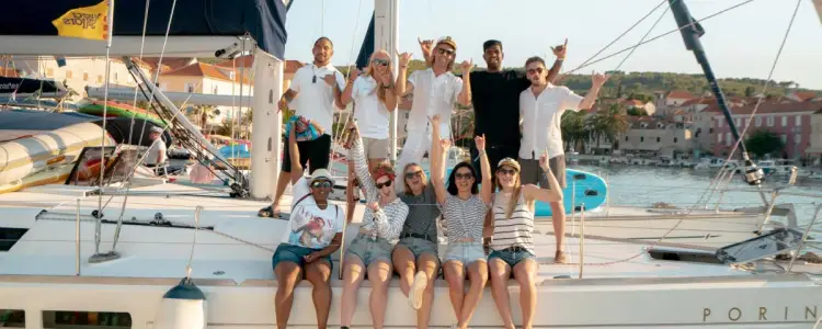 A group on Gen Z travellers on an island hopping adventure around the Mediterranean with MedSailors.