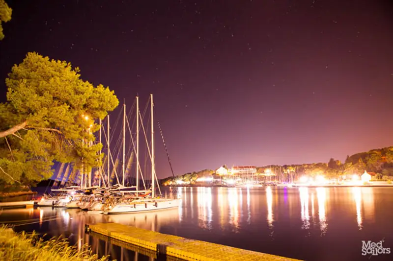 Croatian sailing excursions - Moor up at town docks