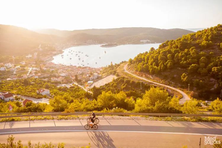 Cyclists on a road in Vis