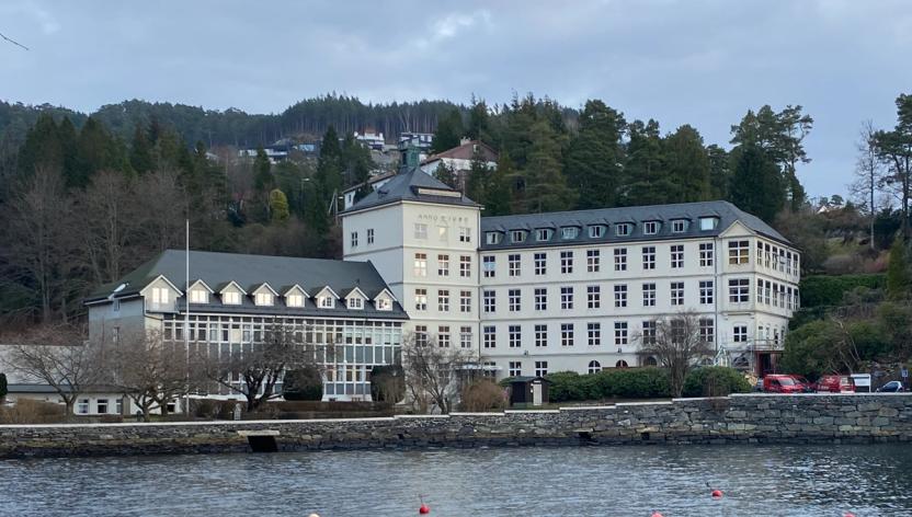 Hagavik hospital ligger ved sjøen og er et eldre sykehusbygg i mur.