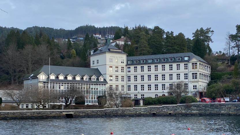 Hagavik hospital ligger ved sjøen og er et eldre sykehusbygg i mur.