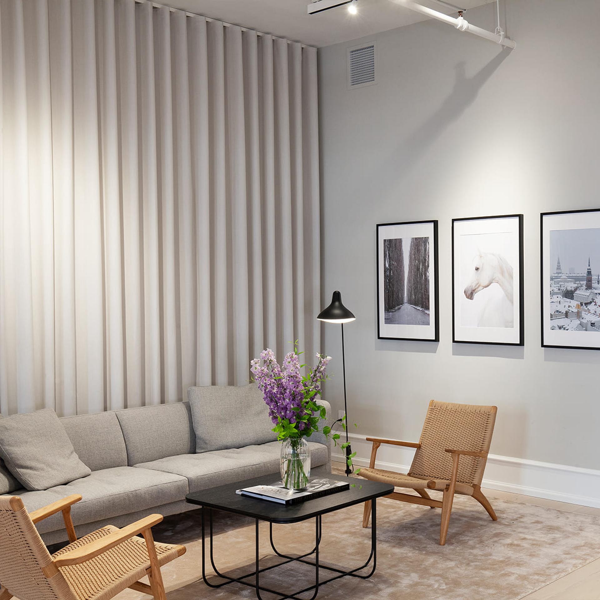 Photo of the Harklinikken New York Clinic waiting room sofa with table and chairs