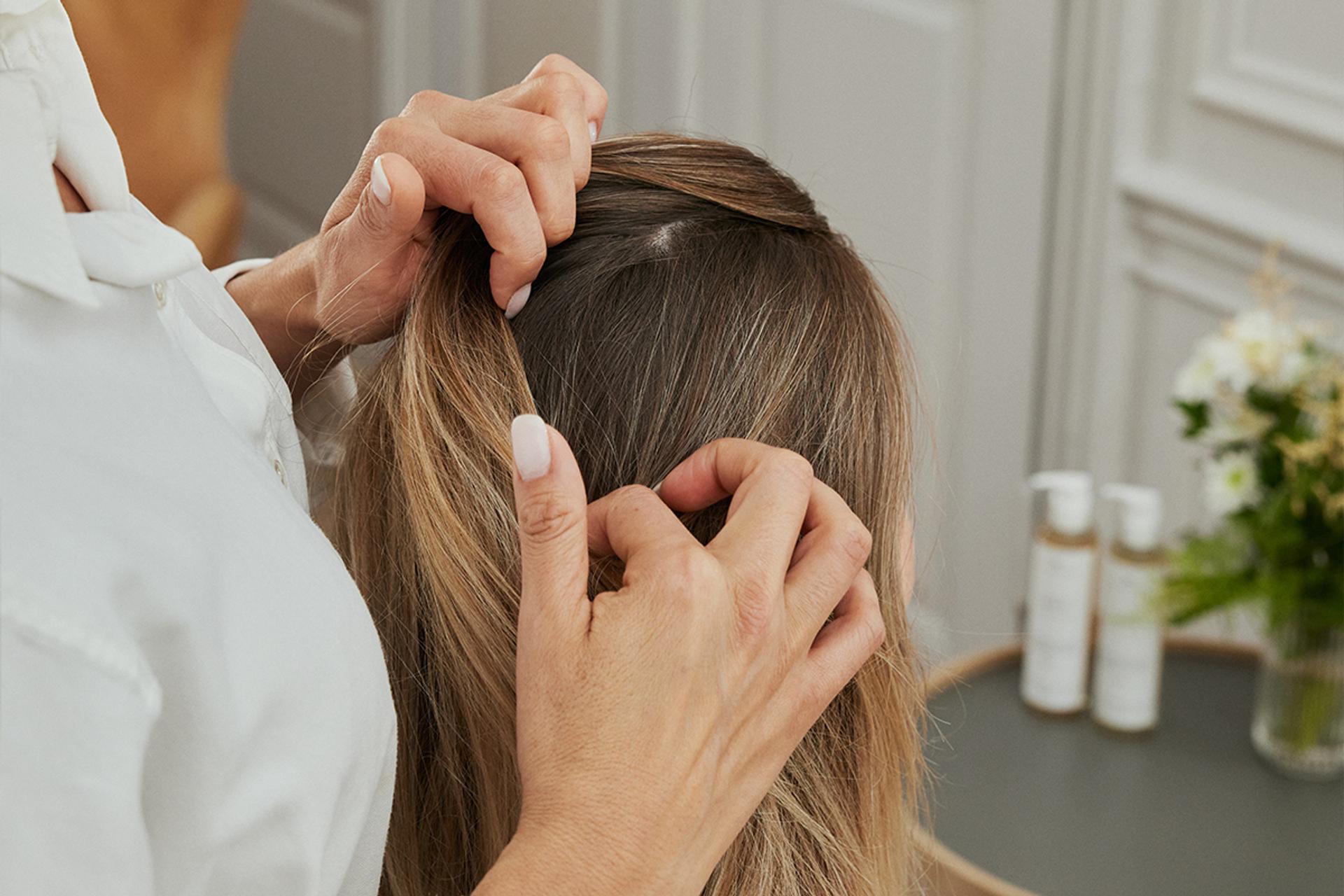 Harklinniken client scalp examination in clinic