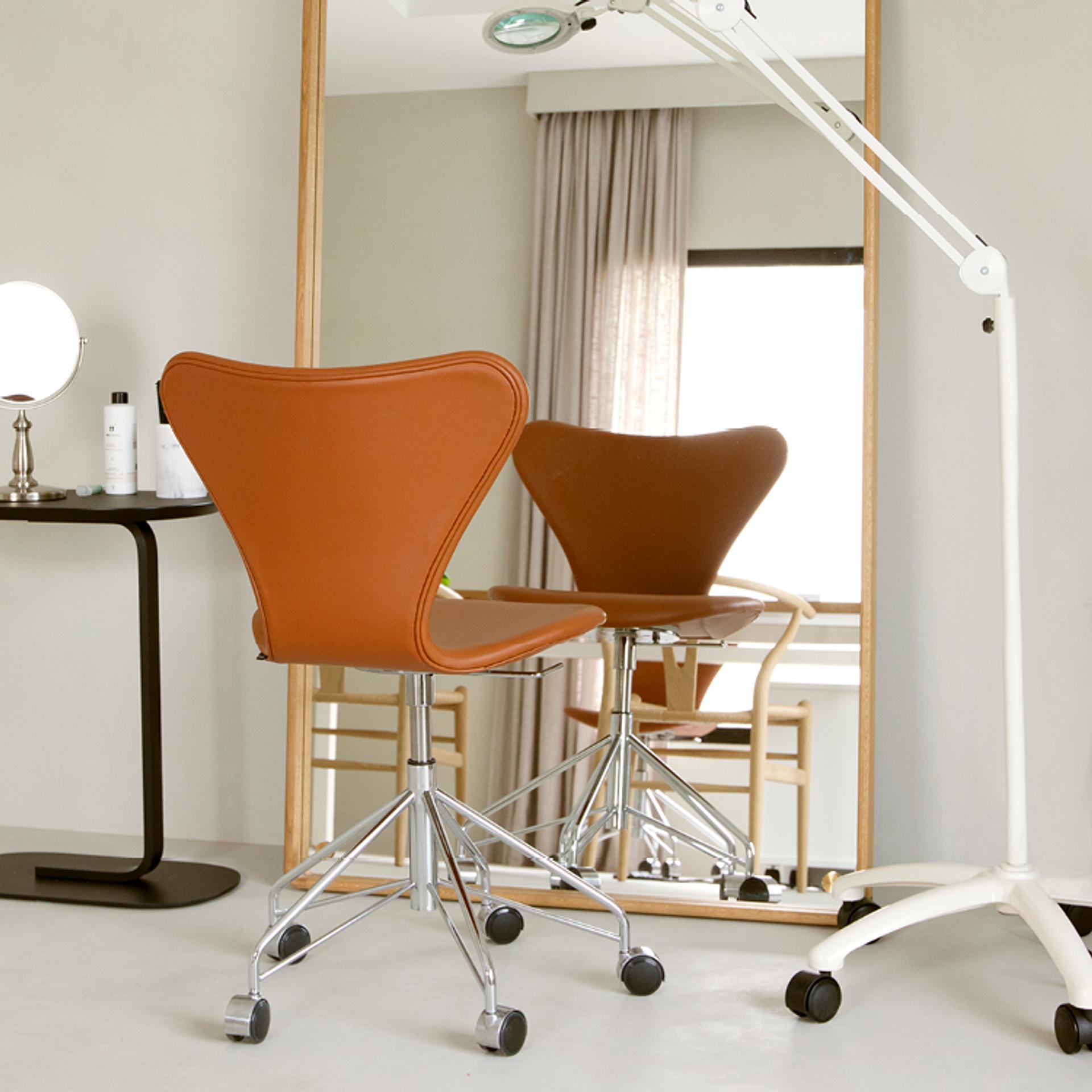 Orange swivel chair in front of full length mirror in Harklinikken Aarhus clinic