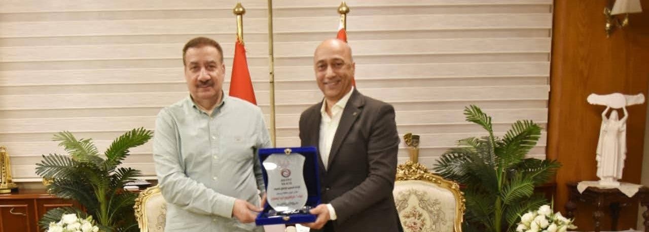 الاتحاد المصري يهدي محافظ بورسعيد درع تكريم الاتحاد