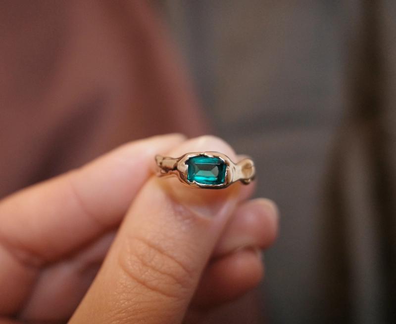 Cover image for Emerald ring